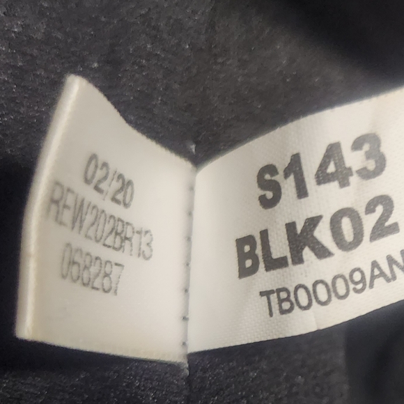 Reebok Sports Bra with rear mesh media pocket and removable padding- size Large - Picture 8 of 9